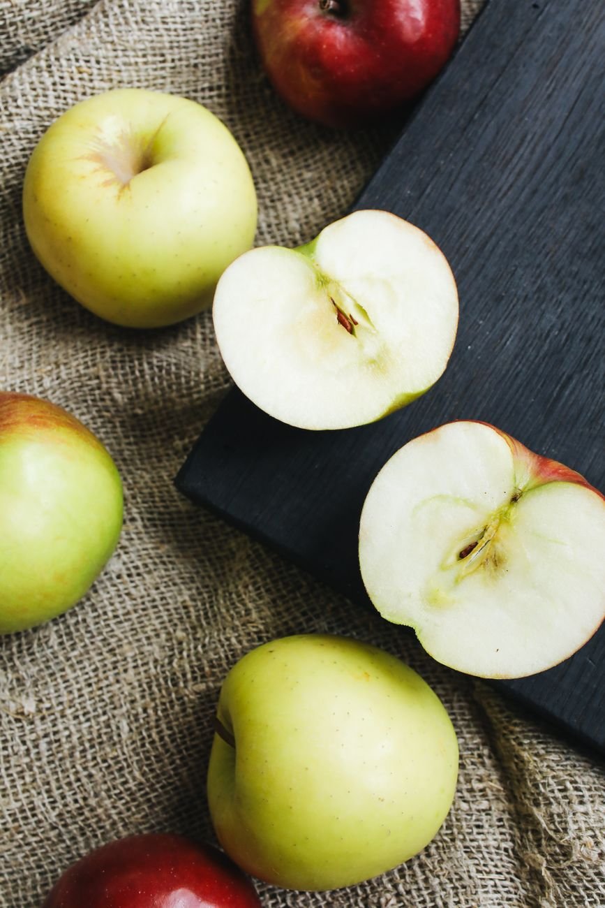 Whole and sliced apples