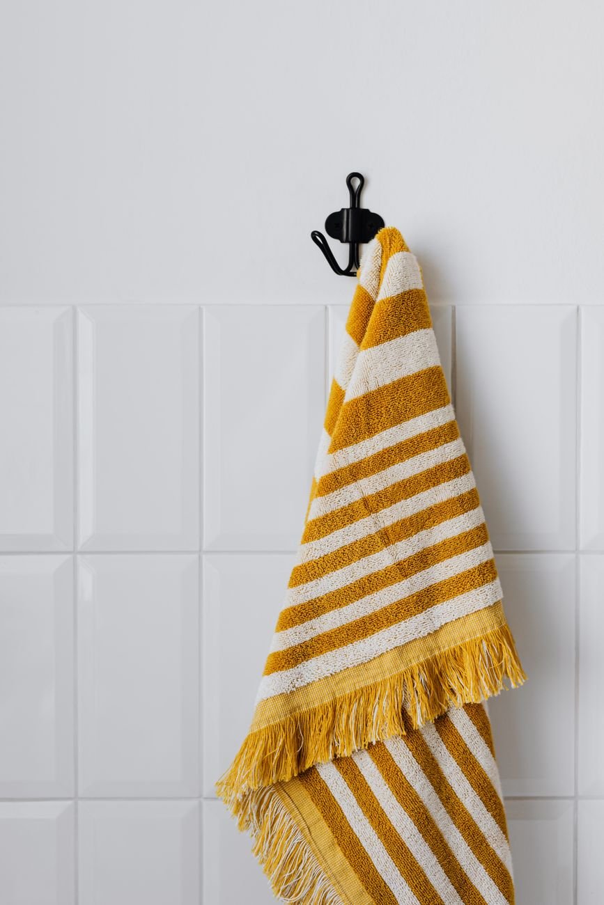 A tidy, fresh bathroom with towels
